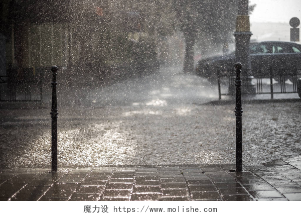下雨的季节雨天的人行道和汽车